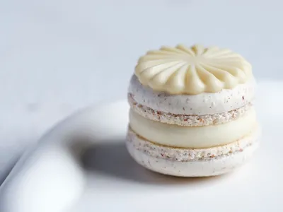 Vegānie makarūni ar baltās šokolādes ganašu un upeņu želeju