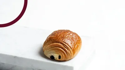 Klasiskā kārtainās mīklas maizīte ar šokolādi "pain au chocolat" 