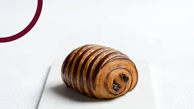Cacao-Trace ilgtspējas programmas kārtainās mīklas maizīte ar šokolādi "Pain au Chocolat"